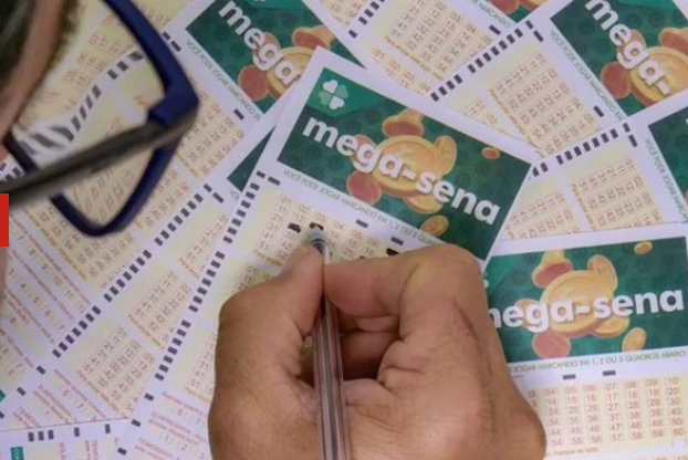 Imagem de compartilhamento para o artigo Mega sena acumula e sorteia 50 milhões amanhã; aposta simples custa 5 reais da MS Todo dia